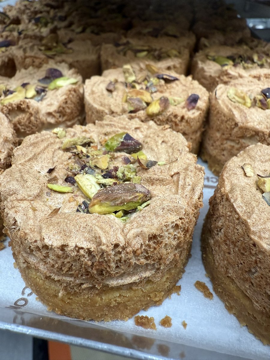 ufuフェスpart3焼き菓子説明

スフレクッキー(苺フランボワーズ＆薔薇)

E.F.Lab（エディブルフラワー研究所）＠ryo_eflab さんの薔薇エキスと青木苺農園さんの苺をジャムにし、ピスタチオを生地に練り込み焼き上げました。

花をテーマに作った焼き菓子