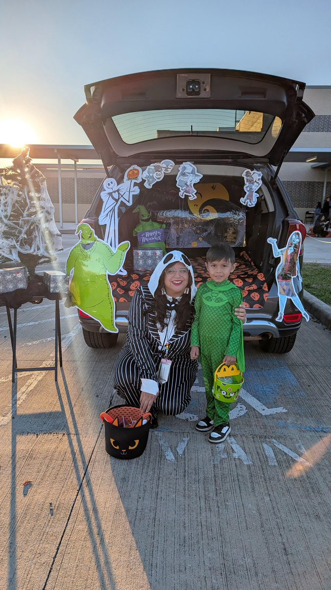 agmarrero303's tweet photo. *Late post* Such a fun time at Vardeman’s Trunk or Treat! Loved seeing all kiddos and their families having a great time 💜 @Vardeman_AISD @VerniqueMathis @JoshuaGobert @Ms_anatoledo @claurosales25 @NatalyHerreraal https://t.co/ChCOdRnqXC