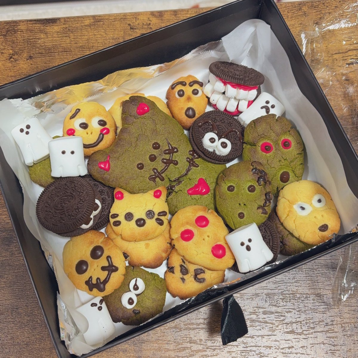 友人とハロウィンパーティーをした時に焼いたクッキー🍪
インスタで見たお菓子を参考にしてみましたが、なかなかに良い出来でした。私は天才です。