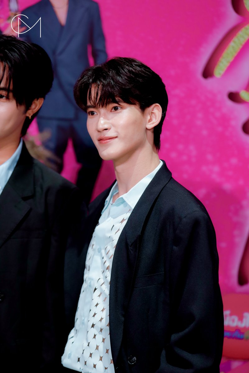 [เก็บตกบรรยากาศ] "เฟิร์ส ฉลองรัฐ" ช่วงเดินพรมในงานละครเวทีรอบปฐมทัศน์ “วันสละโสดกับโจทก์เก่า ๆ เดอะ สรวน มิวสิคัล” 

#OhmSarit #First_Chalongrat
#OhmFirst #โอมเฟริสท์
#วันสละโสดกับโจทก์เก่าๆGalaNight
#วันสละโสดกับโจทก์เก่าๆเดอะสรวนมิวสิคัล