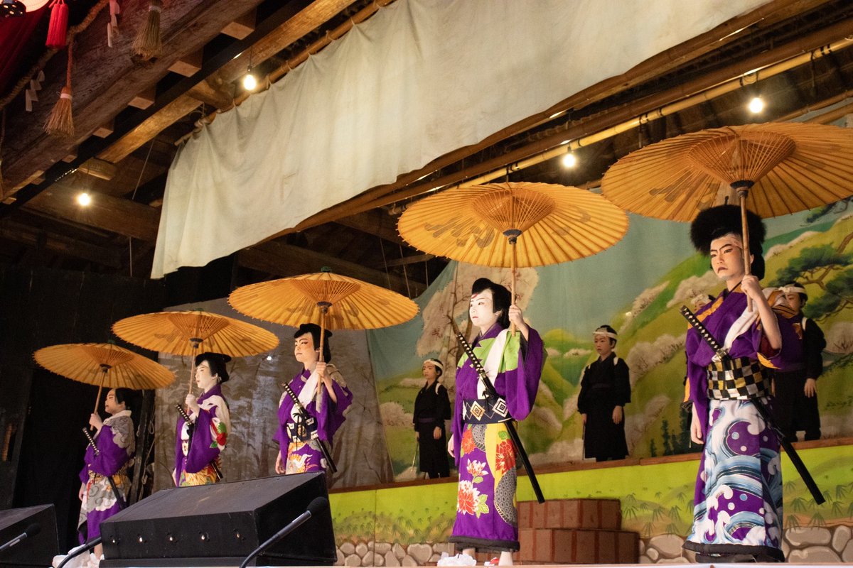 setouchi_art_jp's tweet photo. 【 #小豆島 | 公式イベント | 11/9(日) 】
瀬戸内国際芸術祭2025

狂言・農村歌舞伎公演 in 棚田の里
11月9日(日)に開催！

本公演は、野村太一郎をはじめとする狂言師による狂言と、中山農村歌舞伎による二部構成です。
狂言では、野村太一郎による解説にはじまり、立場の逆転が笑いを誘う下剋上「昆布売」、さらに海外でも人気の高い酒をテーマとした名曲「棒縛」を上演。
中山農村歌舞伎では、子どもたちが「青砥稿花紅彩画 稲瀬川勢揃いの場（白浪五人男）」を演じます。

芸術祭最終日に上演される公演となります。ぜひご来場ください。

【開催概要】
日時｜2025年11月9日(日) 15:00－17:30（開場14:00）
会場｜中山農村歌舞伎舞台
　※雨天時：サン・オリーブ1階オリーブホール
料金｜前売1,000円／当日1,500円（パスポート提示 1,300円）／小中高生800円

前売チケット｜
・電子チケット：公演前日まで公式アプリにて販売
・紙チケット：公演前日まで高松港総合案内所、小豆島観光協会（オリーブナビ小豆島内）で販売

【アクセス】
●中山農村歌舞伎舞台開催時
・臨時駐車場
〒761-4303 香川県小豆郡小豆島町中山1791－4

・無料送迎バス
13:00～14:30の間、「イマージュセンター（池田港から徒歩15分）」発 → 会場行き
※満車になり次第順次発車
※終演後は会場前より復路便を運行

・路線バス（有料）
瀬戸内国際芸術祭 臨時バス（西ルート） →「春日神社前」下車
小豆島オリーブバス（中山線） →「N15 春日神社前」下車

イベント開催前には、ぜひ周辺の作品もご鑑賞ください。

写真3枚目　ワン・ウェンチー（王文志）　「抱擁・小豆島」
写真4枚目　岡淳＋音楽水車プロジェクト「Reverberations 残響 ～ 岡八水車」
Photo:Shintaro Miyawaki

【詳細はこちら】
https://t.co/6ubNCP2OS9
（瀬戸内国際芸術祭「イベント」で検索）

#瀬戸内国際芸術祭2025 #瀬戸内国際芸術祭 #瀬戸芸
#SetouchiTriennale2025 #SetouchiTriennale #artsetouchi
#小豆島 #中山農村歌舞伎舞台 #農村歌舞伎 #狂言 #Kagawa