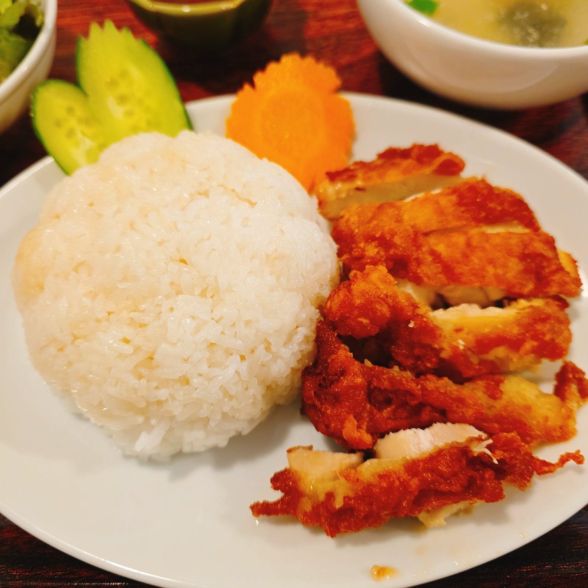 mrRIUJ8uxX13269's tweet photo. カオマンガイトード
ข้าวมันไก่ทอด🐔🔥
揚げ鶏のカオマンガイトードを注文⤴️⤴️
スイートチリソースがよく合います❤️
クオリティーの高いひと品に舌鼓😋
店内の雰囲気も清潔感がありお洒落✨
総評 ︎🌟︎🌟︎🌟︎🌟🌟 ̖́-
#錦糸町 #THAIKITCHEN #ランチ https://t.co/RctGXJDfri