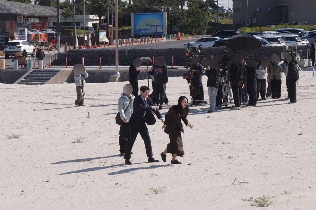 제주 촬영 다른 목격짤 
인스타 보다가 녜선 태그 됐길래 가져옴 
올려주신 분 감쟈합니다 
주인아 코디 넘 좋다..🤎