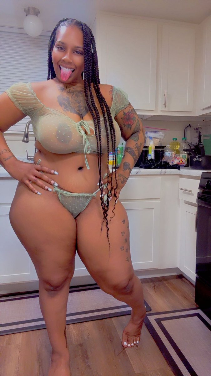 Ass fat feet pretty 🥰🔥 which 1 can I put in your mouth? Both 🤏🏾💦🤧