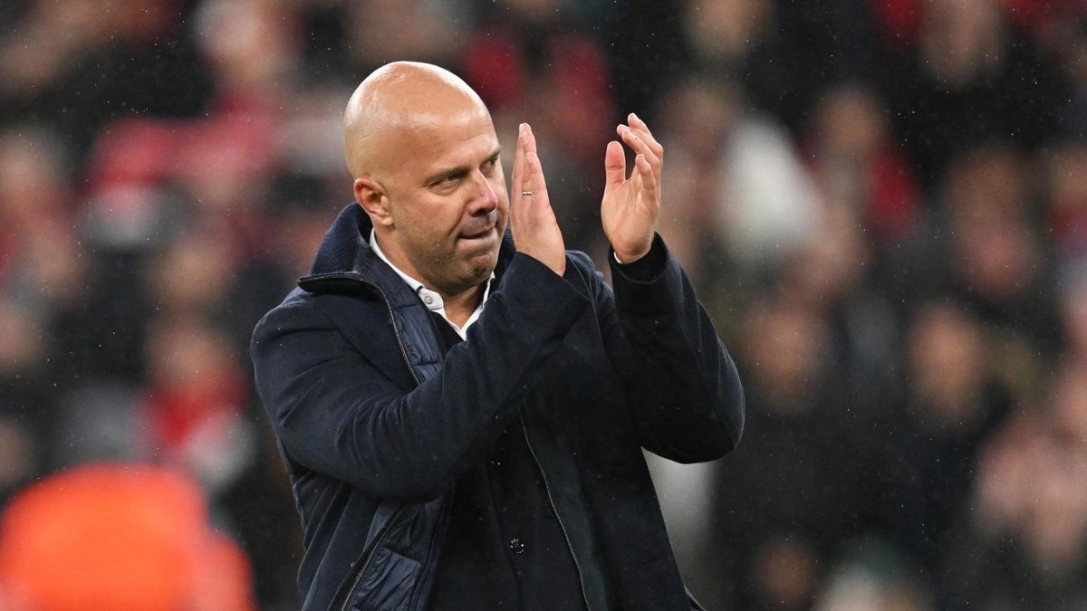 من تعليقات آرني سلوت بعد المباراة🎙️

"سعيد للغاية، لقد كانت أسابيع صعبة، لعبنا العديد من المباريات خارج أرضنا، وحظينا براحة قليلة. كان الأمر نفسه ينطبق على ريال مدريد، فهو يُخرج أفضل ما في جعبة جماهيرنا."

"أداء رائع، كان بإمكاننا تقديم أداء أفضل. تيبو كورتوا من أفضل حراس المرمى