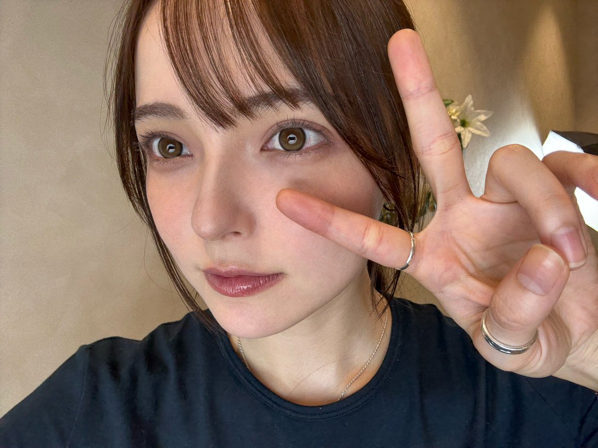 Refrear's tweet photo. アンローライメージモデルの坂巻有紗さんから
#ルナンベージュ 着用の可愛すぎるセルフィーが届きました🤳🏻💛⟡.·
回らない明るめチャイカラーが立体感のあるちゅるんとした瞳に🪄︎︎◝✩ ̖́-︎
#unrolla #アンローラ #水光カラコンおすすめカラコン #盛れるカラコン #ベージュカラコン https://t.co/IhwLgOuj1N