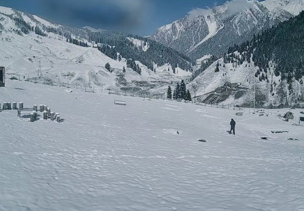 DailyExcelsior1's tweet image. Fresh snowfall transforms #Sonamarg into a winter wonderland