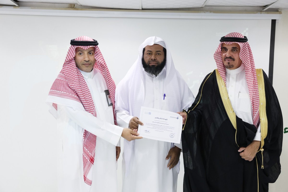 شهد حفل الختام حضور محافظ وادي الدواسر فهد بن عبدالله المسعود، الذي كرّم المتدربات المشاركات وتجوّل في المعرض المصاحب للاطلاع على أعمالهن الإبداعية .🌿
#جمعية_الشرافاء #بنك_التنمية_الاجتماعية
#وادي_الدواسر
#عام_الحرف_اليدوية_2025