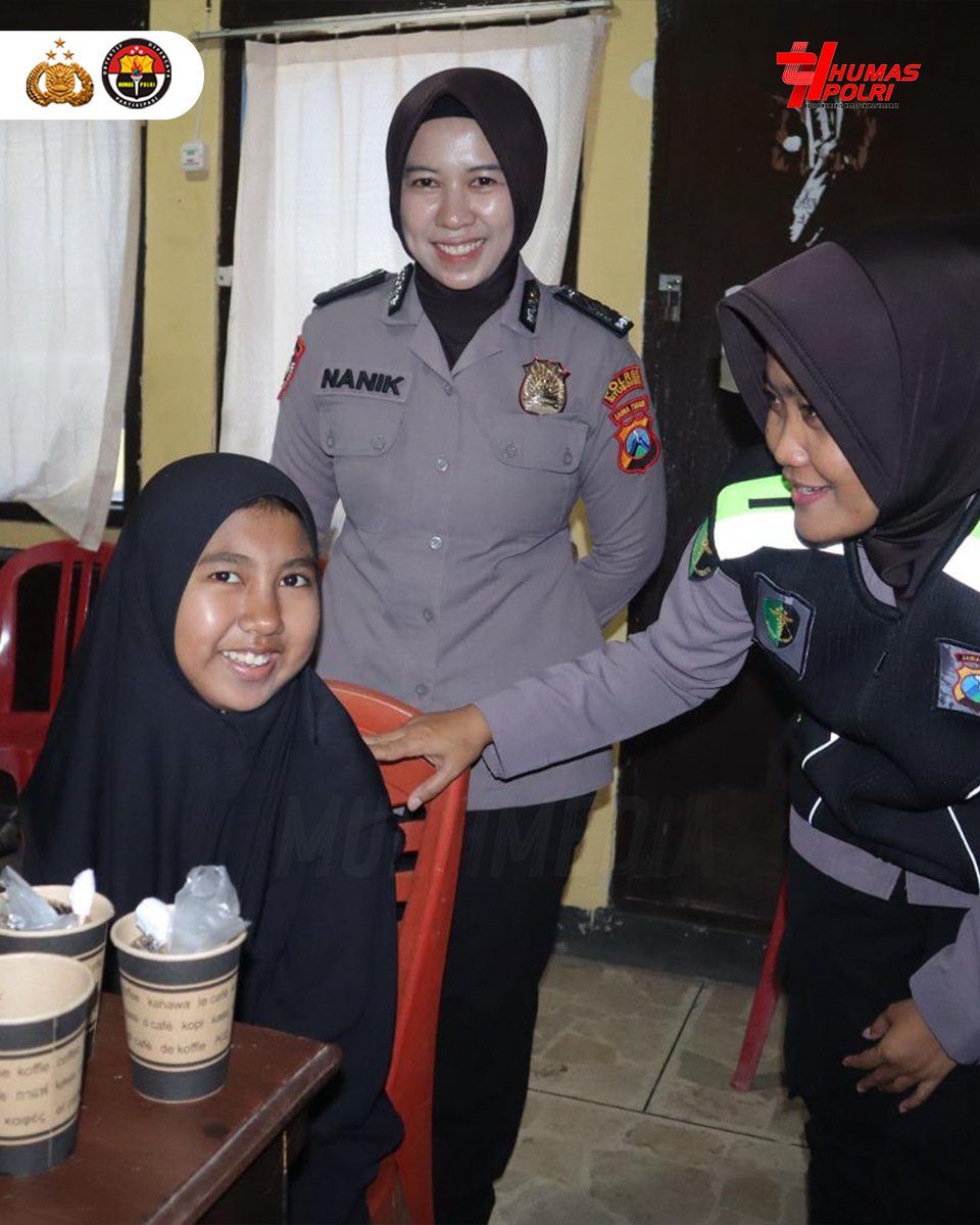 Polri melalui Polres Situbondo Polda Jatim menggelar kegiatan trauma healing  untuk korban serta keluarga runtuhnya atap Ponpes Situbondo.  Bersama Saling Menjaga wujudkan masyarakat yang tangguh dan #SiapSiagaBencana