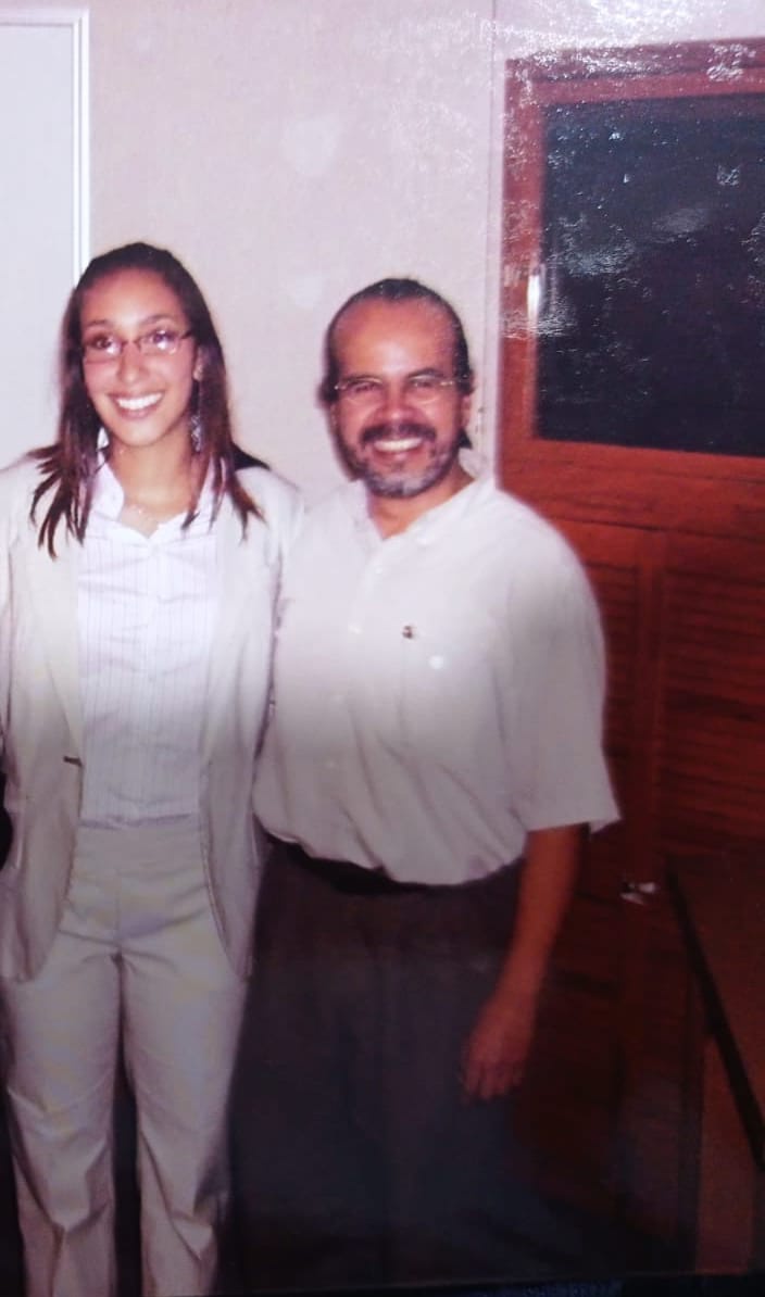 Perder a un mentor duele muchísimo. Hoy se fue quien me explicó que a mí lo que me gustaba era la psicología además de la biología, quién me cerraba la puerta y decía "en tesis dos no existo", quien me regañaba por soldar cajas de Skinner pero luego me llevaba más cable 💔🖤
