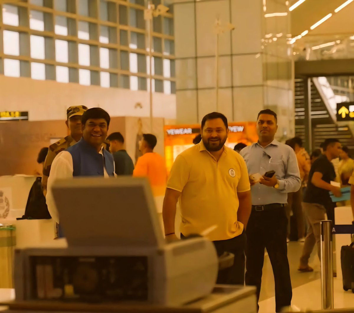 poojaofficial5's tweet image. भाई तो भाई होता है... चाहे कुछ भी हो जाए। 

कल पटना एयरपोर्ट पर एक बेहद भावुक पल देखने को मिला। तेजस्वी यादव और तेज प्रताप यादव अचानक आमने-सामने आ गए।

पूरा माहौल थम सा गया। राजनीति में भले ही राहें अलग हो गई हों, लेकिन खून का रिश्ता तो कभी बदलता नहीं।

तेजस्वी ने दूर से ही प्यार…