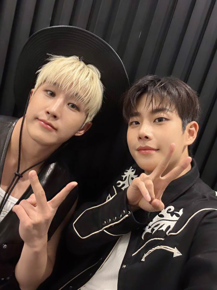 ASTRO_Staff's tweet photo. [📸] 🌟251104 [Roll The Dice] in MEXICO CITY🌟

🧡오랜만에 와도 열정 가득한
멕시코에서의 첫 번째 Roll The Dice 완벽하게 완료!💚

🧡 Even after a long time away, the passion is still here!
Our first Roll The Dice in Mexico is perfectly complete! 💚

#주니지니 #ZOONIZINI
#DICE #RollTheDice
#아스트로 #ASTRO #아로하 #AROHA