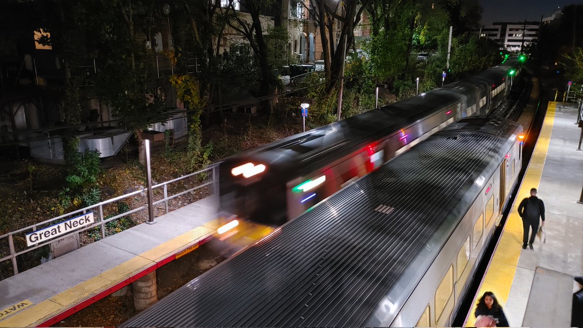 duffilled's tweet image. A pair of #trains at #GreatNeck station. #LongIsland #abcwalks