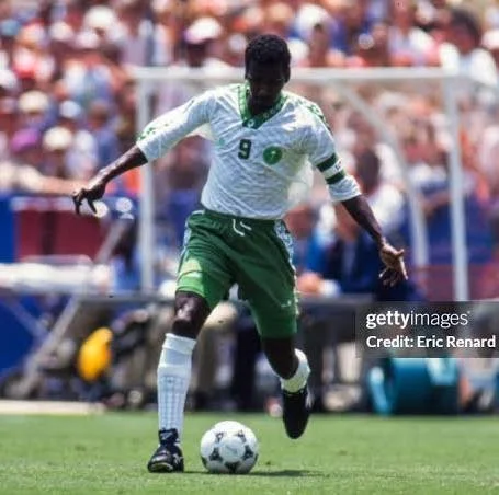 ديفيد بيكهام يحصل على لقب "السير" بعد تسلمه وسام الفارس من ملك بريطانيا لخدماته في كرة القدم والمجتمع البريطاني.

هل يستحق ماجد عبدالله وسام الملك عبدالعزيز من الدرجه الثانيه نظرا لما قدمه للكره السعوديه و المجتمع السعودي ؟
ar.wikipedia.org/wiki/%D9%85%D8…