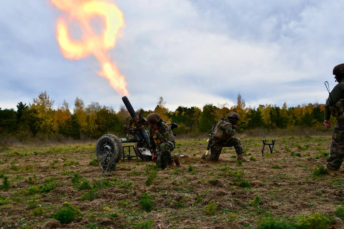 40RA_Officiel's tweet photo. Exercice “ADC ROGIER” 

Depuis le 28 octobre, le 40e régiment d’artillerie s’entraîne sur le camp de Suippes et hors terrain militaire.

Objectif : manœuvre, tirs réels et coordination interarmes dans un contexte de haute intensité. 💥

Sursum corda https://t.co/Fiy3Xcrzjl