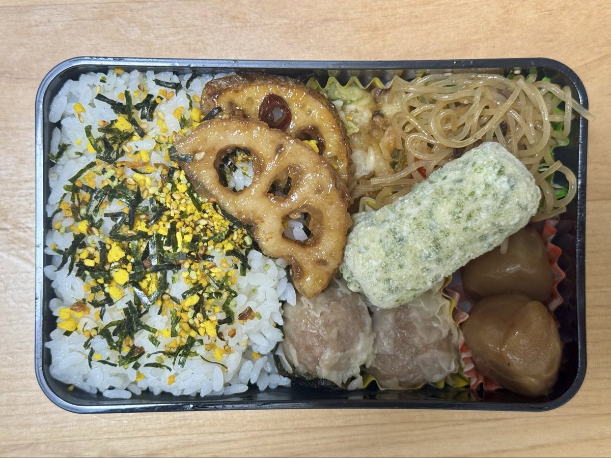 Miz_Mido's tweet photo. お弁当🍙
蓮根甘辛ダレ
小エビと玉ねぎのかき揚げ
チャプチェ
ちくわ磯辺揚げ
しゅうまい
玉こんにゃく
#お弁当
#お弁当記録
#お弁当日記
#お弁当作り https://t.co/rGoxizVINe