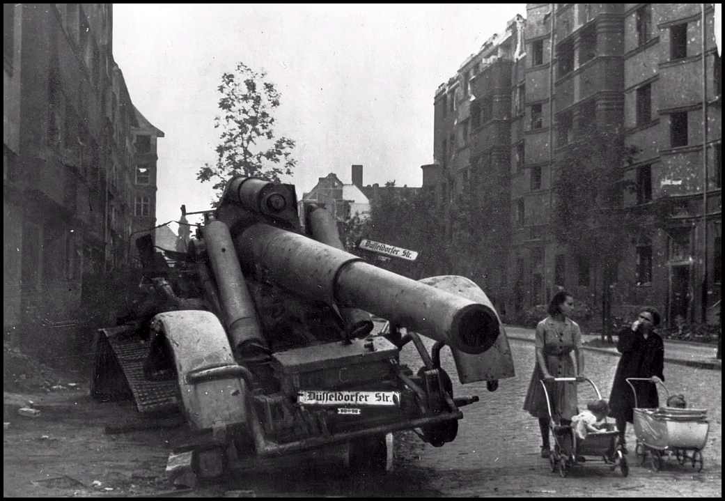 Düsseldorfer Straße Ecke Sächsische Straße 1945. #Berlin-#Wilmersdorf
👉stadtmuseum.de/wp-content/upl…