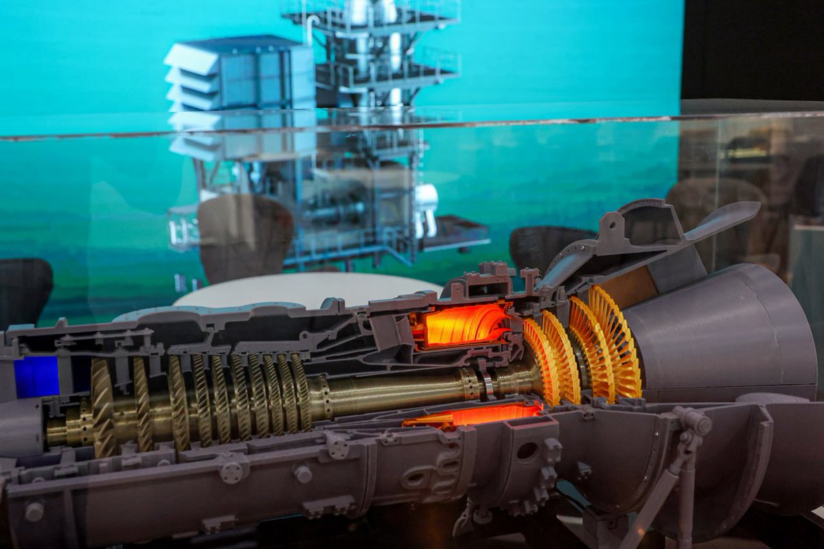 roftgartimeline's tweet image. توربین گاز MGT-75 ساخته‌ی مهندسان ایرانیه 🇮🇷
یه توربین عظیم که می‌تونه تا ۲۲۲ مگاوات برق تولید کنه؛ یعنی برق یه شهر بزرگ!
با ساخت این توربین، ایران از واردات مدل‌های خارجی بی‌نیاز شده و سالی صدها میلیون یورو صرفه‌جویی ارزی داره.
کاملاً بومی، پرقدرت و افتخارآفرین 💪