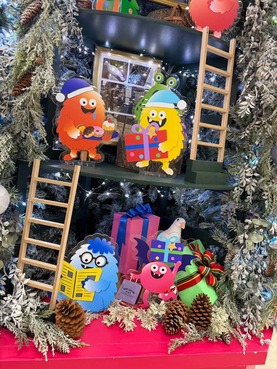 ／
 今年もこの季節がやってきました🎄✨
 ＼
#毎日新聞 東京本社が入る #パレスサイドビル の商店街に、約6mの #クリスマス ツリーが登場！ オリジナルキャラクターのモンスター達が来館者を出迎えています。12/25まで！お近くの方はぜひご覧ください🎅
 #xmas #christmas