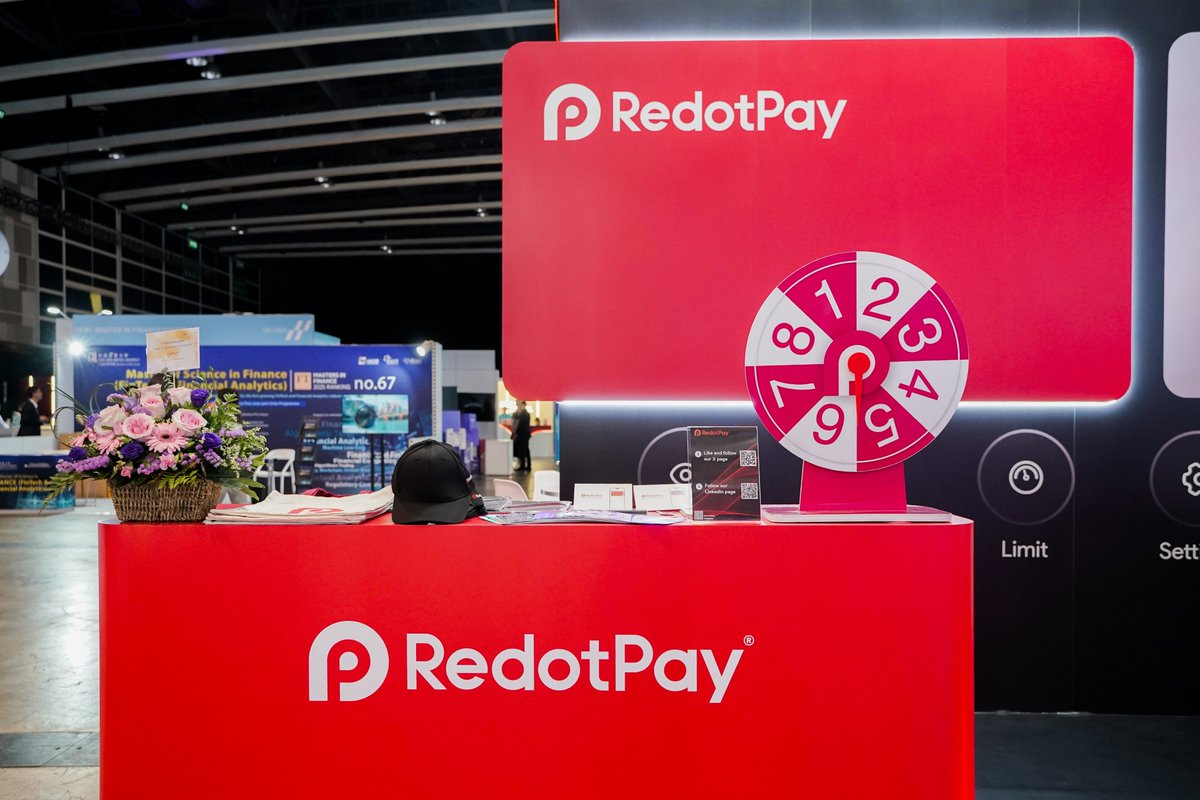 RedotPay_BR's tweet image. Você viu nosso celular gigante e o cartão brilhante #RedotPay na @HongKongFinTech Week 2025? 📱✨

Foi incrível trocar ideias com tantos inovadores do setor  #fintech e ver o entusiasmo de todos com os nossos brindes exclusivos! #HKFTW25