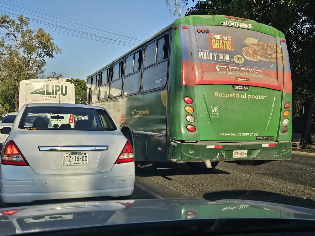 WillyUman's tweet photo. @MovilidadZap 
Unidad de transporte público 🚌 bloqueando carril y dando vuelta desde doble fila en semáforo 🚦de Ma Otero y Jesús Sanchez Carrillo. 16:58hrs https://t.co/gpJob7RnZo