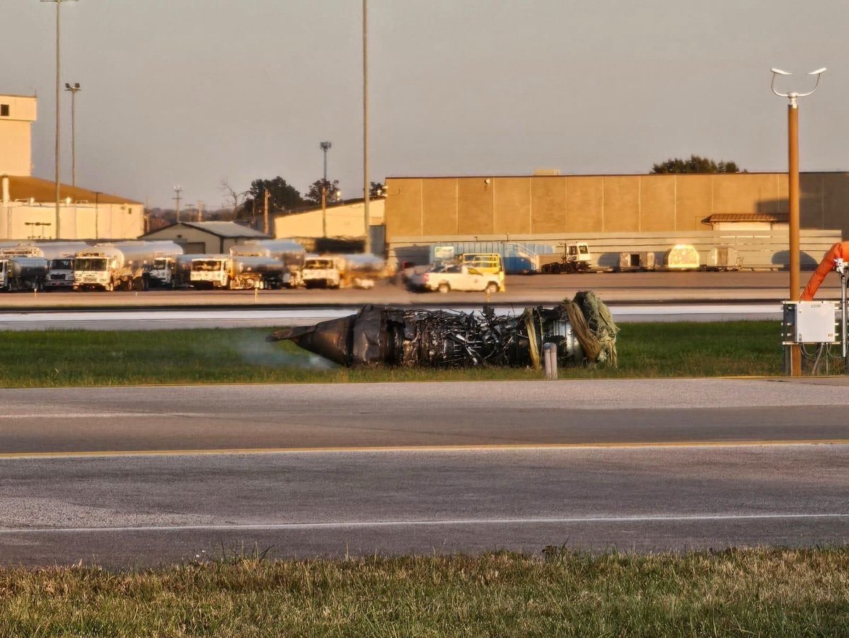 Pilo_TO_320's tweet photo. A @ups MD-11 had a horrible engine separation and subsequently a terrible crash. #Prayers for the families. https://t.co/gM2zBJlQiI