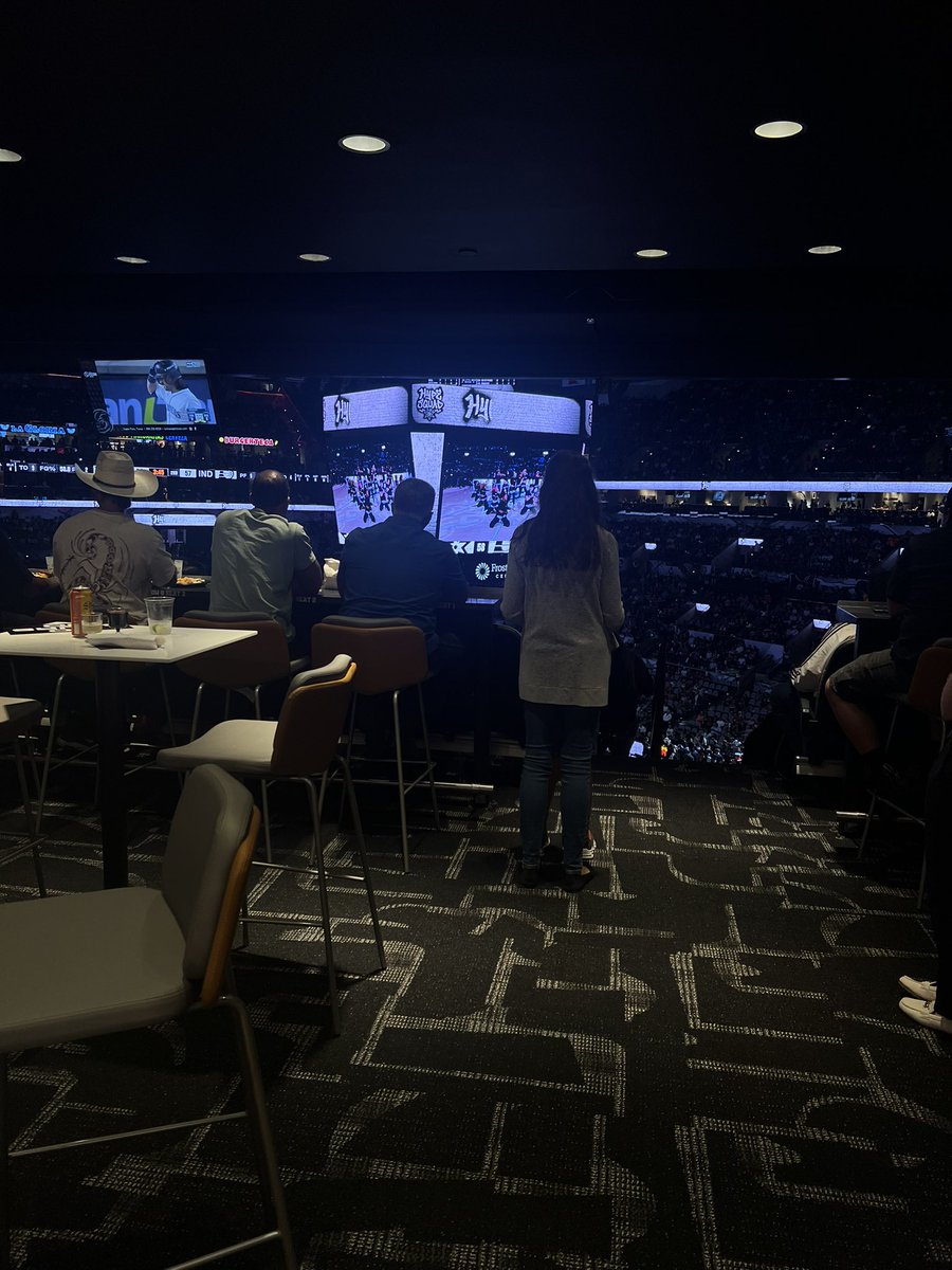 bereniceavalos_'s tweet image. My ex who I dated for 7yrs n did me wrong.. I took him to his first basketball game.. now I have someone who has me in suites or court side at basketball games 😁🩷