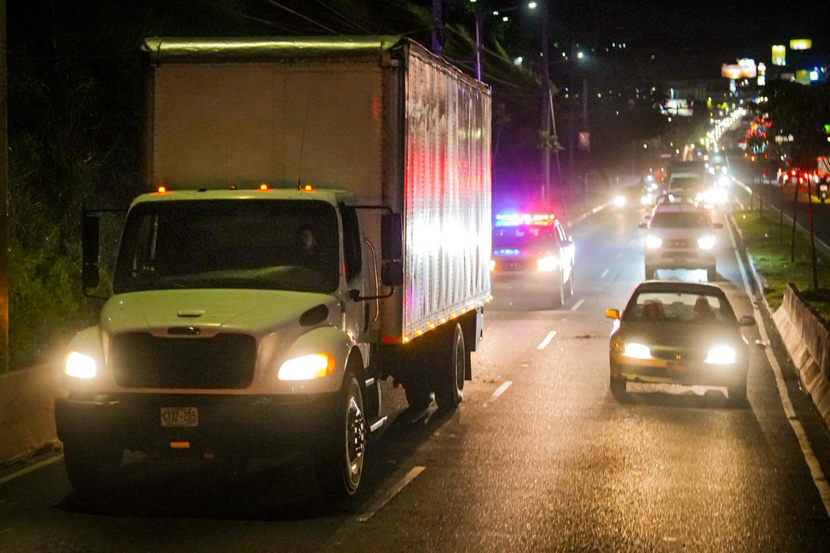 <a href="/nayibbukele/">Nayib Bukele</a> #MisiónJamaica | Este martes, la caravana de camiones transportan los insumos para apoyar en las labores de rescate, atención médica y ayuda humanitaria a Jamaica, luego que el huracán Melissa ocasionara graves daños. #SecretaríaDePrensa