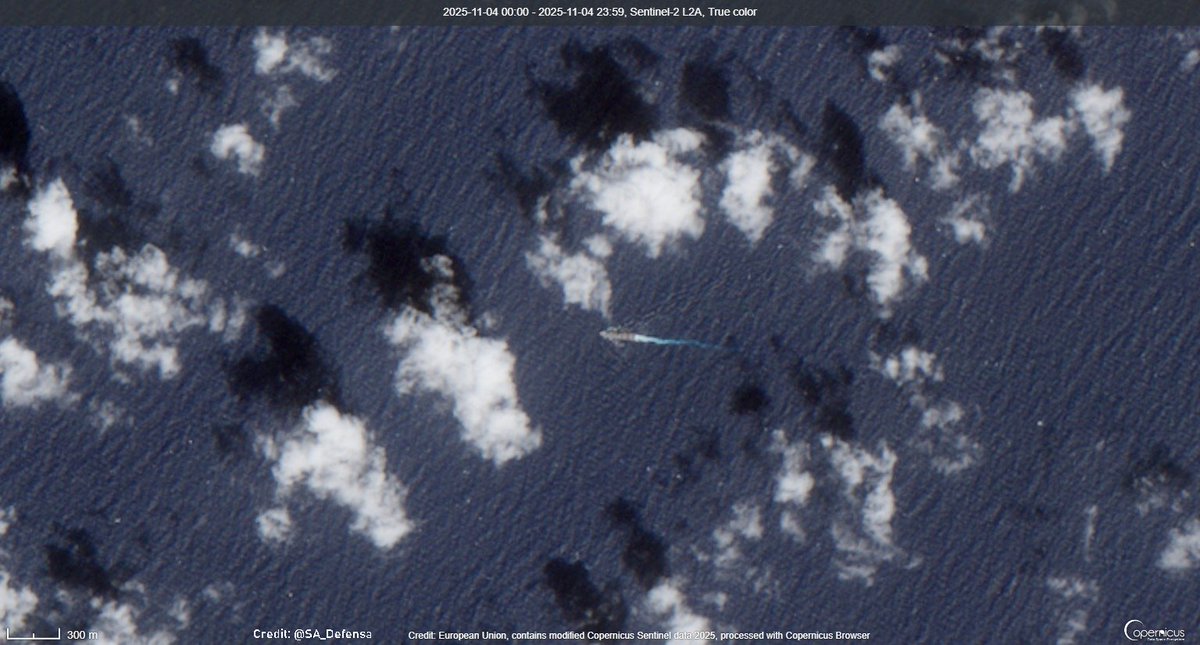 SA_Defensa's tweet photo. 📍#Jamaica (🇯🇲)

The @USNavy's (🇺🇸) USS San Antonio (LPD-17) was spotted today ~50 Miles (80 Km) southeast of the Jamaican capital of Kingston.

The vessel likely loaded up on humanitarian aid for victims of Hurricane Melissa during her stop in St. Croix just days prior. https://t.co/RC0ffCW9VS