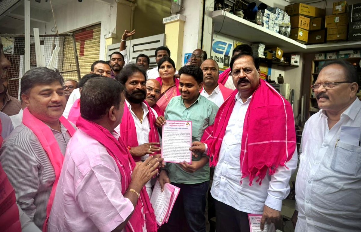 deviprasadBrs's tweet image. ఉద్యోగులకు, పెన్షనర్స్ కు కాంగ్రెస్ పార్టీ మేనిఫెస్టో లో ఇచ్చిన హామీలు ఏ ఒక్కటి అమలు చేయకపోవడం దుర్మార్గం, మోసం చేసిన కాంగ్రెస్ పార్టీకి జూబిలీహిల్స్ ఉప ఎన్నికల్లో గుణపాఠం చెప్పాలి, రహమత్ నగర్ లో జరిగిన రిటైర్డ్ ఉద్యోగుల సమావేశంలో పెన్షనర్స్, ఉద్యోగుల సమస్యలపై కరపత్రం విడుదల ✊