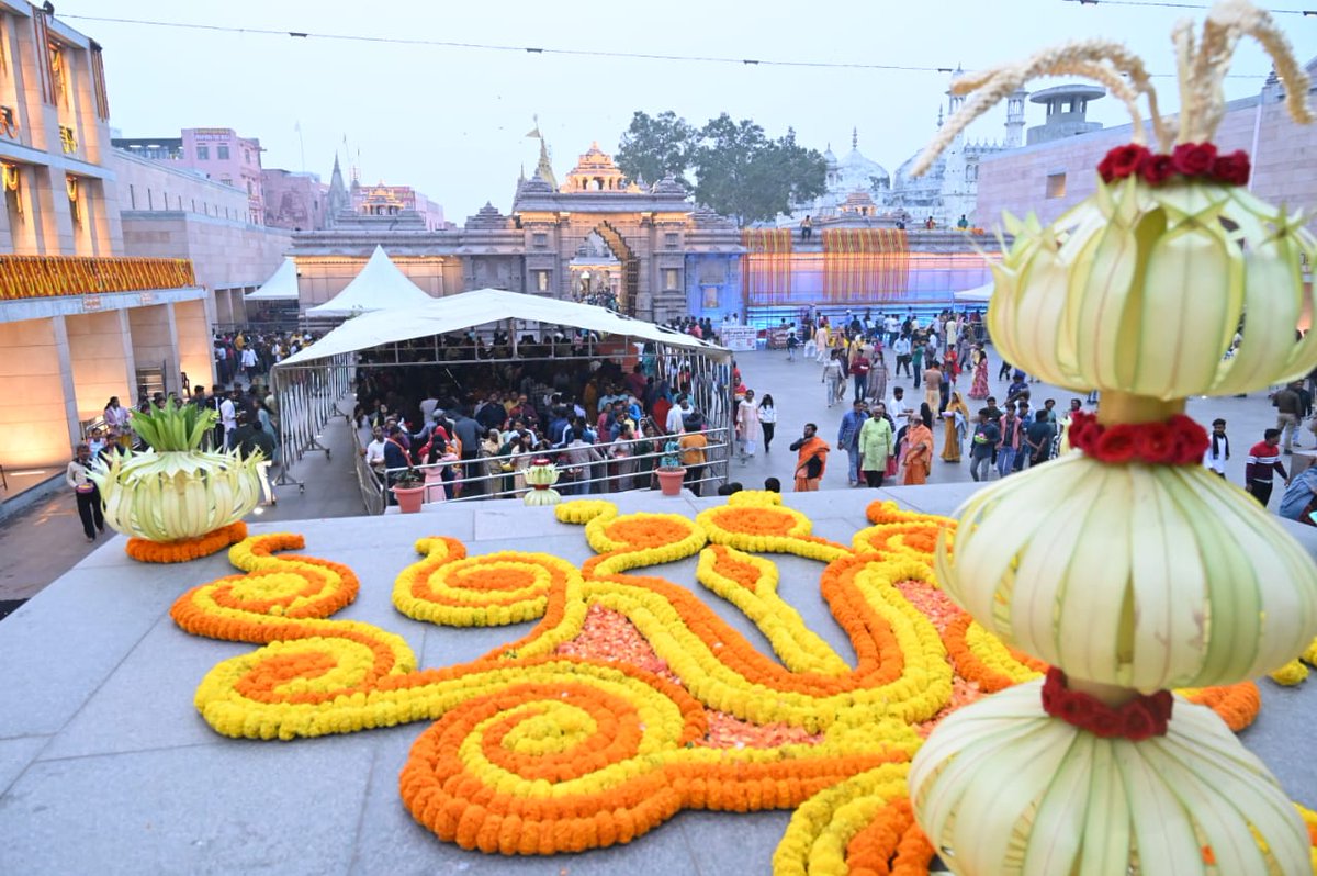 suryakantvsnl's tweet image. न कार्तिकसमो मासो न कृतेन समं युगम्।
न वेदसदृशं शास्त्रं न तीर्थं गंगा समम्।।

स्नान, दान-पुण्य आस्था एवं प्रकाश के महापर्व देव दीपावली एवं कार्तिक पूर्णिमा के पावन पर्व की हार्दिक बधाई एवं शुभकामनाएं।