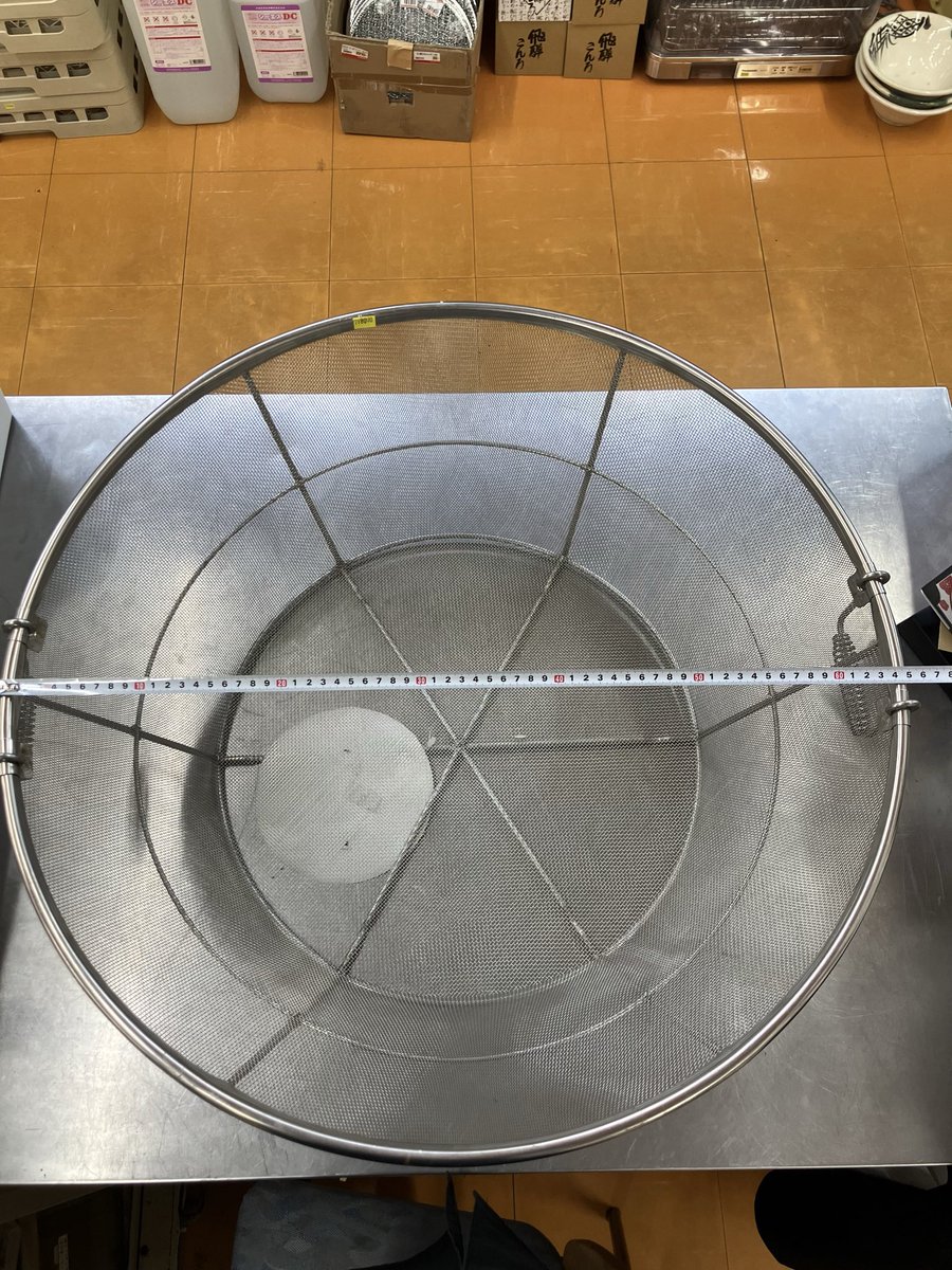 Tenpos_Fukui's tweet photo. 🦀明日は越前蟹の解禁ですね🦀
楽しみっ😋
カニを鍋からあげる大きなザルが
新古品で入荷しております。
Φ65センチ
格安で提供します！！
1個限りです！
お見逃しなく！！
#テンポス #福井 #業務用 #食器 #調理道具 #厨房 https://t.co/POEVaKqQCL