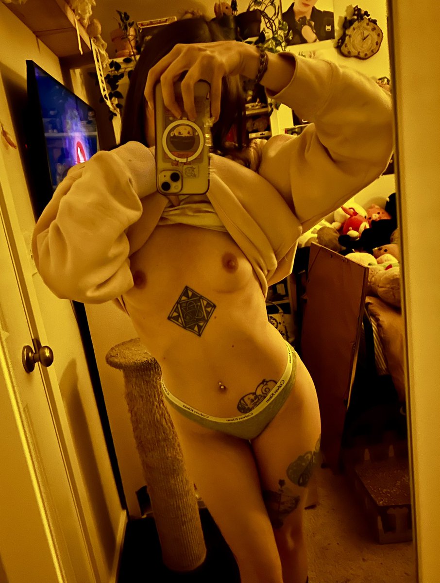 Like I said… 
A hoodie and thong BADDIEEEEE ✨