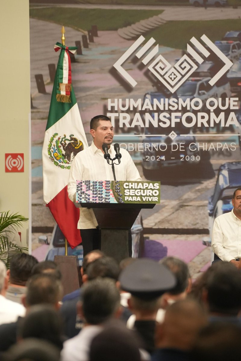 ValorPorMex's tweet photo. Secretario de Seguridad del Pueblo asiste a la entrega de patrullas y kits policiales a ayuntamientos
 
Para continuar impulsando y reforzando la seguridad de Chiapas y los chiapanecos, el secretario de Seguridad del Pueblo, Óscar Alberto Aparicio Avendaño, asistió a la entrega de patrullas, equipamiento y uniformes policiales a los ayuntamientos municipales, que encabezó el gobernador del estado Eduardo Ramírez Aguilar en las instalaciones del Centro de Convenciones y Polyforum, en Tuxtla Gutiérrez.
 
Durante su participación, el secretario destacó que en esta Nueva ERA, Chiapas goza de voluntad política lo que ha dado como resultado, establecer prioridades, impulsar estrategias que han logrado, mediante un trabajo constante, comprometido y coordinado, recuperar la tranquilidad y paz social en Chiapas.
 
Afirmó que desde la Secretaría de Seguridad del Pueblo (SSP) se trabaja de manera constante, puntual y coordinada para continuar consolidando acciones que garanticen, a través de la dignificación, certificación profesional, fortalecimiento de herramientas, así como mejoras al sueldo y condiciones de vida de las policías municipales, dar seguimiento a la estrategia de pacificación de todo el territorio chiapaneco, tal como lo instruye el jefe del Ejecutivo estatal.
 
En este sentido, Aparicio Avendaño destacó que en la SSP se mantiene un acercamiento coordinado que ha permitido trabajar de manera asertiva y respetuosa con los 124 municipios de Chiapas, logrando la disminución en delitos y cambios en la percepción ciudadana, permitiendo la creación de lazos de confianza entre sociedad y autoridades.
 
Con estas acciones, la SSP mantiene firme su compromiso con Chiapas y los chiapanecos de continuar impulsando estrategias que permitan reforzar, desde las certezas laborales, la construcción de cuerpos de seguridad más comprometidos, más motivados y con un espíritu y vocación de servicio más arraigado.