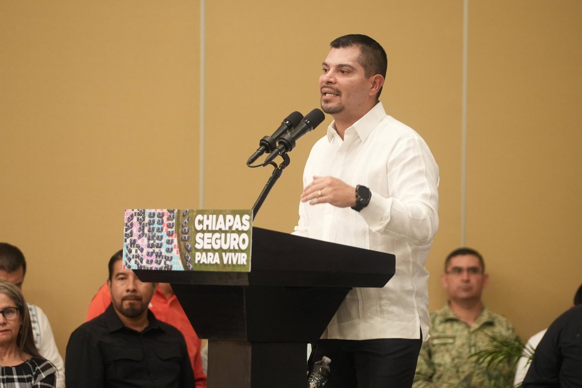 ValorPorMex's tweet photo. Secretario de Seguridad del Pueblo asiste a la entrega de patrullas y kits policiales a ayuntamientos
 
Para continuar impulsando y reforzando la seguridad de Chiapas y los chiapanecos, el secretario de Seguridad del Pueblo, Óscar Alberto Aparicio Avendaño, asistió a la entrega de patrullas, equipamiento y uniformes policiales a los ayuntamientos municipales, que encabezó el gobernador del estado Eduardo Ramírez Aguilar en las instalaciones del Centro de Convenciones y Polyforum, en Tuxtla Gutiérrez.
 
Durante su participación, el secretario destacó que en esta Nueva ERA, Chiapas goza de voluntad política lo que ha dado como resultado, establecer prioridades, impulsar estrategias que han logrado, mediante un trabajo constante, comprometido y coordinado, recuperar la tranquilidad y paz social en Chiapas.
 
Afirmó que desde la Secretaría de Seguridad del Pueblo (SSP) se trabaja de manera constante, puntual y coordinada para continuar consolidando acciones que garanticen, a través de la dignificación, certificación profesional, fortalecimiento de herramientas, así como mejoras al sueldo y condiciones de vida de las policías municipales, dar seguimiento a la estrategia de pacificación de todo el territorio chiapaneco, tal como lo instruye el jefe del Ejecutivo estatal.
 
En este sentido, Aparicio Avendaño destacó que en la SSP se mantiene un acercamiento coordinado que ha permitido trabajar de manera asertiva y respetuosa con los 124 municipios de Chiapas, logrando la disminución en delitos y cambios en la percepción ciudadana, permitiendo la creación de lazos de confianza entre sociedad y autoridades.
 
Con estas acciones, la SSP mantiene firme su compromiso con Chiapas y los chiapanecos de continuar impulsando estrategias que permitan reforzar, desde las certezas laborales, la construcción de cuerpos de seguridad más comprometidos, más motivados y con un espíritu y vocación de servicio más arraigado.