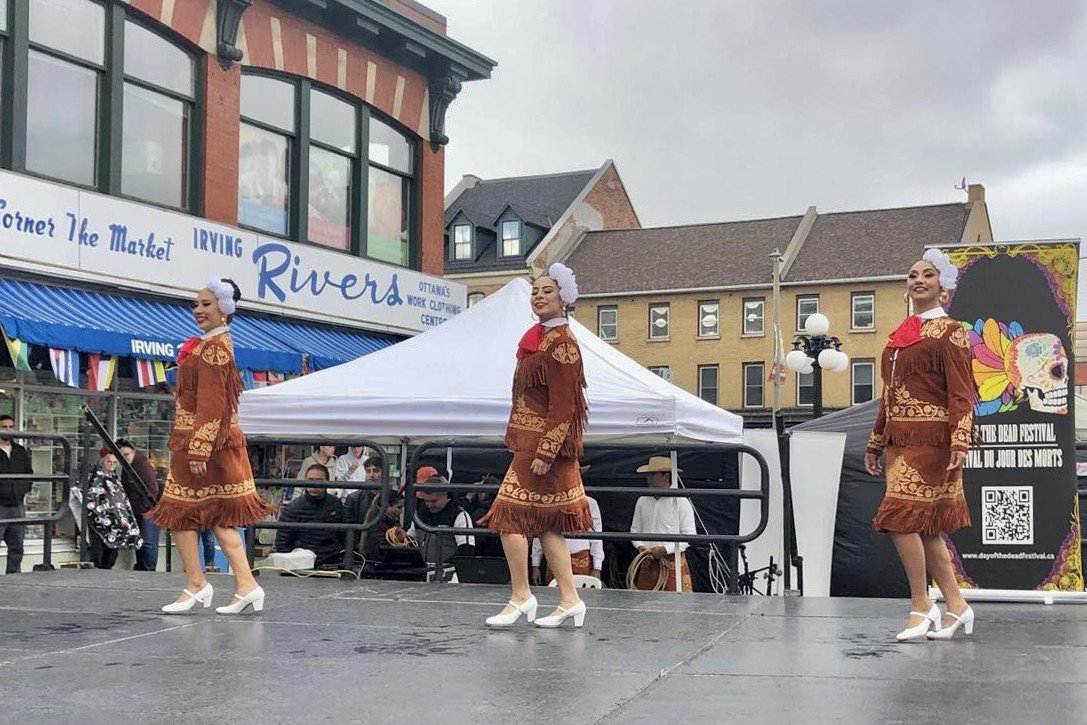 Participamos en el Festival Internacional de Día de Muertos 2025, realizado en Ottawa, Canadá, con la presentación del Ballet Folklórico UAT y el Trío UATsteco, quienes llevaron al público canadiense una muestra del arte, la música y las tradiciones de Tamaulipas.