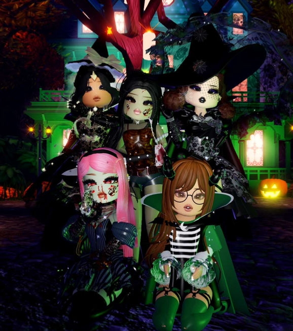royalesophiia's tweet photo. old pictures with the gang from royalloween i believe 2 years ago now which is CRAZY!!!
#royalehigh #royalloween #wickerycliffs https://t.co/Mpm70OhYnR