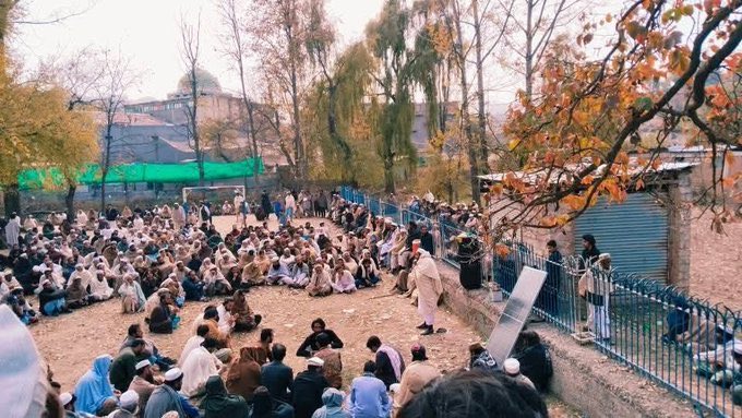 وادی تیراہ میدان میں آفریدی اقوام کا مشترکہ گرینڈ جرگہ اختتام پذیر ہوا۔
تمام بھائیوں اور مشران سے گزارش ہے کہ وہ آج دوبارہ باغ مرکز، تیراہ میدان میں جمع ہوں، کیونکہ نکال مکانی سے متعلق اہم فیصلے متوقع ہیں۔
#StopStateTerrorism #StopPashtunGenocide