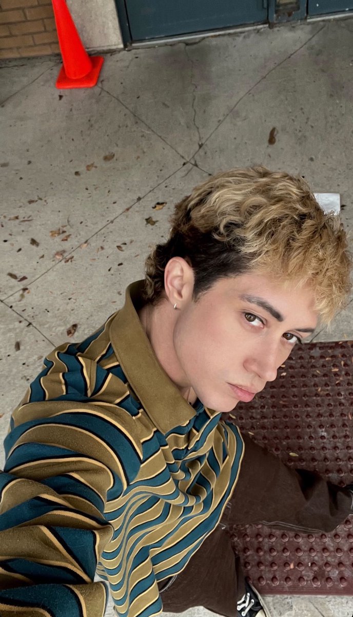 DailyJordanG's tweet photo. I wanna lick the bleach from his hair https://t.co/446pstWfpC