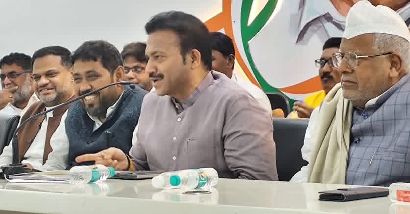 shindespeaks's tweet image. अल्पसंख्यांक विभागाचे राष्ट्रीय अध्यक्ष सिराज मेहदी, पक्षाचे राष्ट्रीय प्रवक्ते श्री. नसीम सिद्दीकी व अल्पसंख्यांक विभागाचे प्रदेशाध्यक्ष श्री. अफजल फारुकी यांच्या उपस्थितीत काल प्रदेश कार्यालय, मुंबई येथे महाराष्ट्र प्रदेश अल्पसंख्यांक विभागाची आढावा बैठक पार पडली. या…