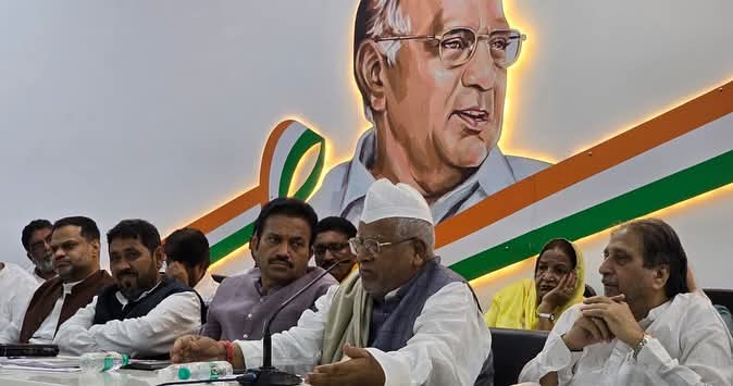 shindespeaks's tweet image. अल्पसंख्यांक विभागाचे राष्ट्रीय अध्यक्ष सिराज मेहदी, पक्षाचे राष्ट्रीय प्रवक्ते श्री. नसीम सिद्दीकी व अल्पसंख्यांक विभागाचे प्रदेशाध्यक्ष श्री. अफजल फारुकी यांच्या उपस्थितीत काल प्रदेश कार्यालय, मुंबई येथे महाराष्ट्र प्रदेश अल्पसंख्यांक विभागाची आढावा बैठक पार पडली. या…