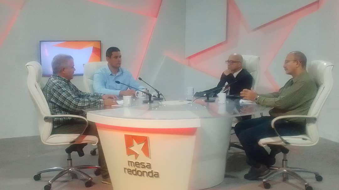 🌀 Tras el paso del #HuracanMelissa,  actualizamos sobre la situación alimentaria en Cuba.
En el programa <a href="/MesaRedonda_Qba/">Mesa Redonda🇨🇺</a>, compareció <a href="/CordovesUrquiza/">Jose Carlos Cordovés Urquiza</a>, director de Política Industrial de <a href="/minalcuba/">Ministerio de la Industria Alimentaria de Cuba</a>, quien enfatizó en la garantía de productos básicos a la población.
Abro 🧵