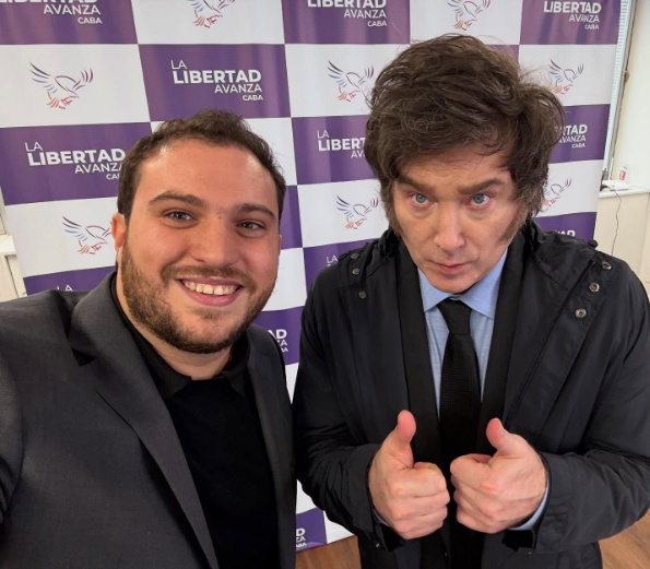 augustogrinner's tweet photo. El presidente de AABE (quienes cedieron el inmueble a Madres de Plaza de Mayo) es Nicolás Pakgojz, que además es Secretario General de LLA de CABA y Legislador Porteño electo.

Ah, y claro: hombre de Pilar Ramírez (la kircha presidente de LLA de CABA).

Esto pasa por VOTAR KUKAS.