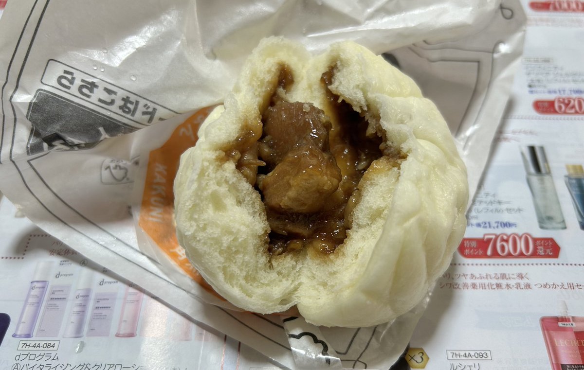 料理研究家リュウジさん監修至高のレシピ！角煮まんを食べてみた！
ゴロリ角煮が主張していて食べ応え十分。美味しいよ😋
叉焼包を想像して食べたら駄目よ別モノよ〜ｱﾀﾘﾏｴ  慌ててチラシ上での写真失礼します