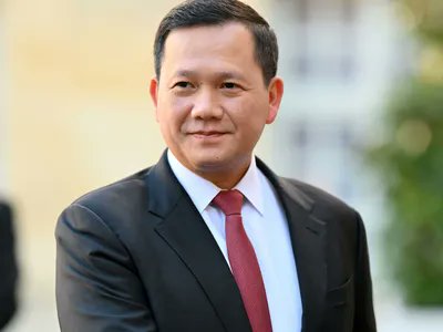 Solisidtor's tweet photo. Ramai yang rasa pelik bagaimana trade agreement Cambodia-AS lebih baik dari Malaysia. PM Cambodia berkelulusan bachelor's degree in economics daripada United States Military Academy NY, Master of economics dari New York University dan PhD dari University of Bristol.

PMX berkelulusan Pengajian Melayu, Universiti Malaya.