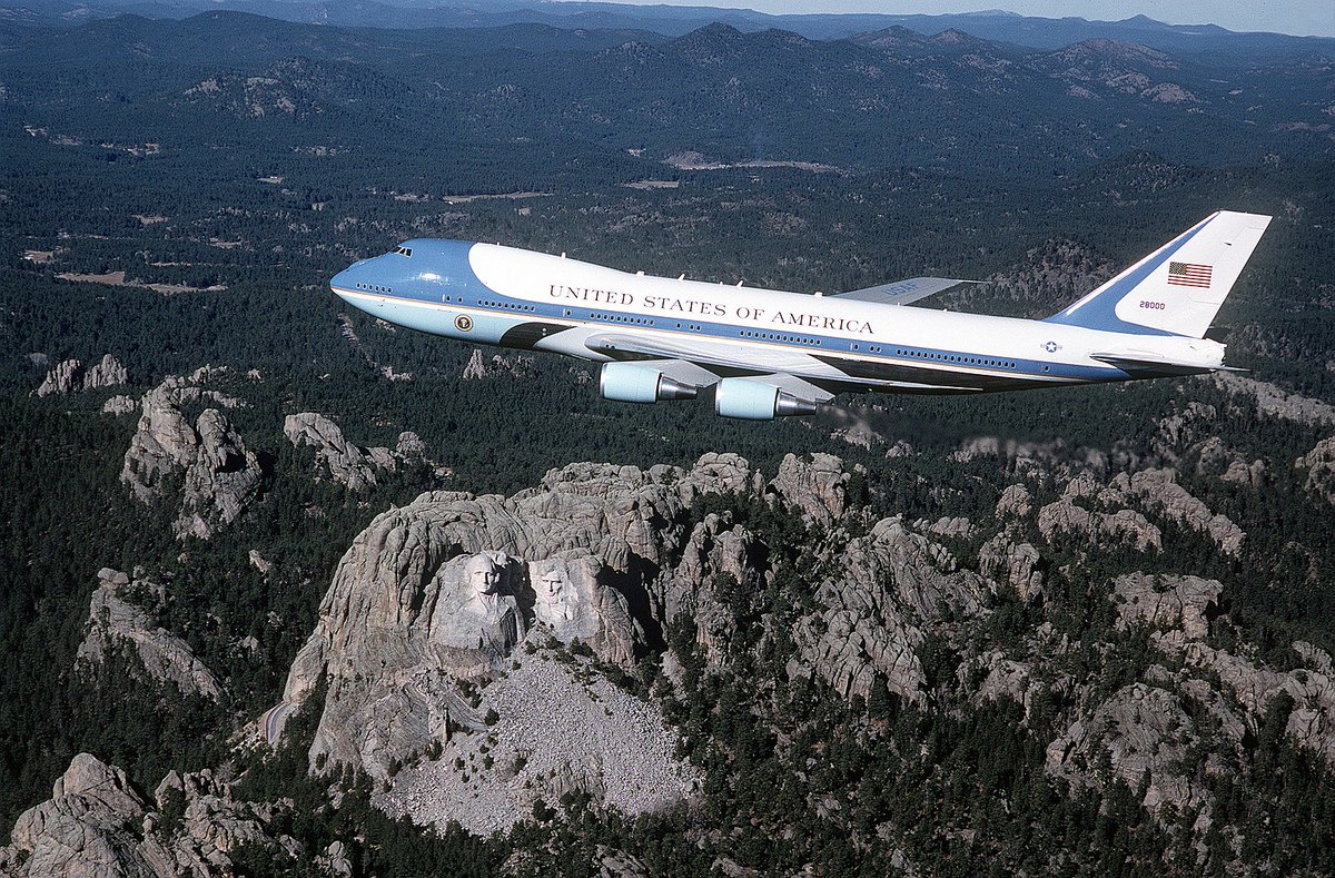 SimpleHorn's tweet image. A friend of mine is nearing the end, an absolute GOAT of American Combat Camera, his career spanned decades.  One of his more famous shots:
catalog.archives.gov/id/6494253