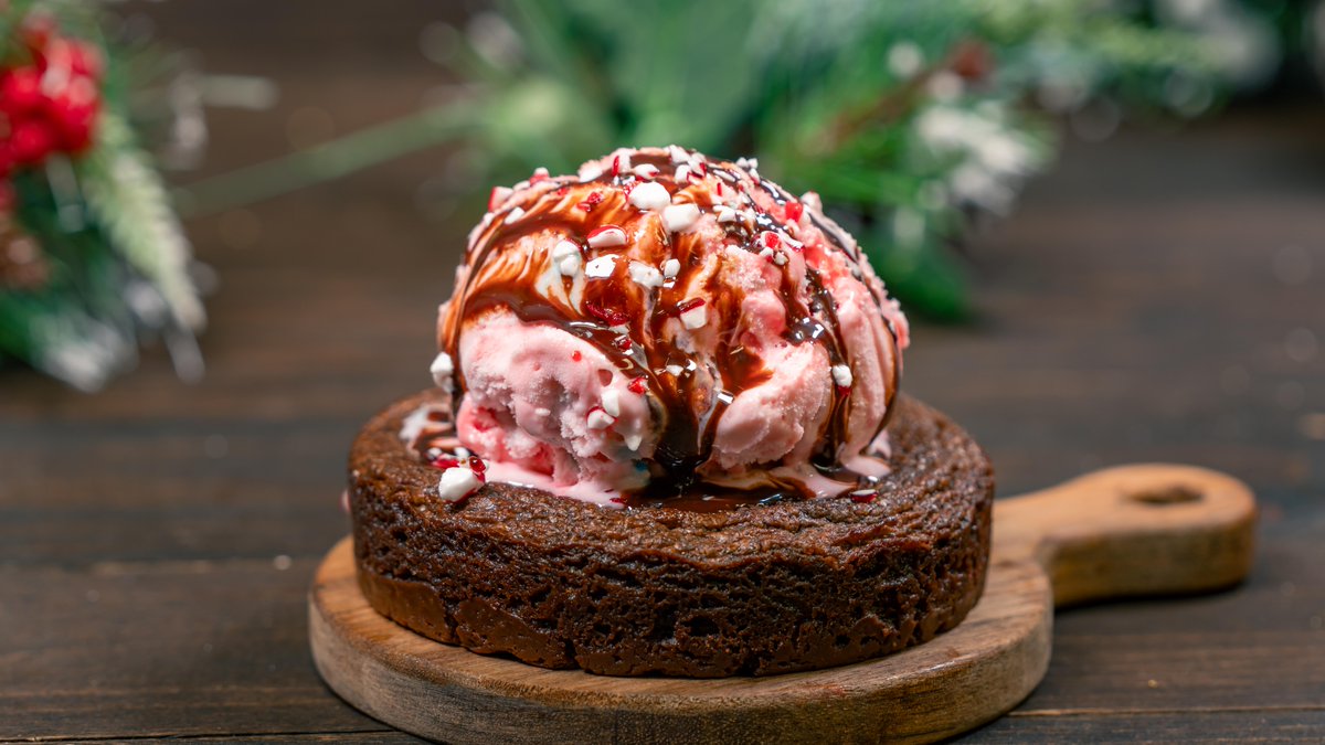 DisneyParks's tweet photo. Which holiday bite are you putting on your wishlist? 🎁🍪 The Holidays at @Disneyland Foodie Guide is HERE! https://t.co/nuO6DPxq9o https://t.co/aL14CFjcFx