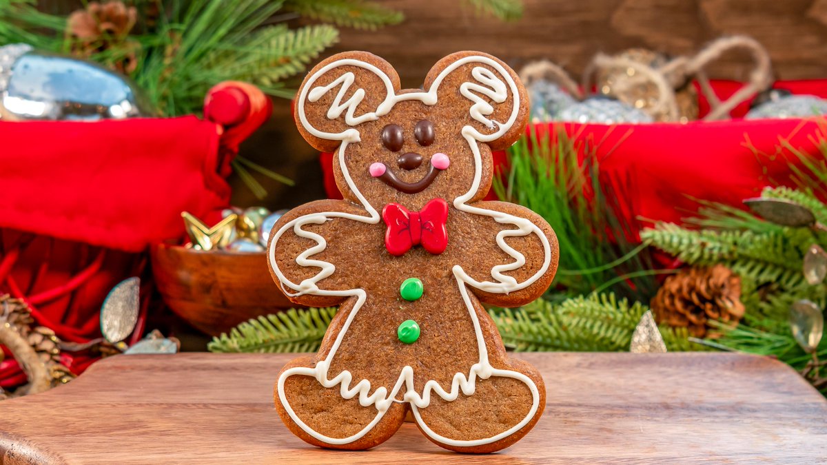 Which holiday bite are you putting on your wishlist? 🎁🍪 The Holidays at <a href="/Disneyland/">Disneyland Resort</a> Foodie Guide is HERE! di.sn/60147zA5j