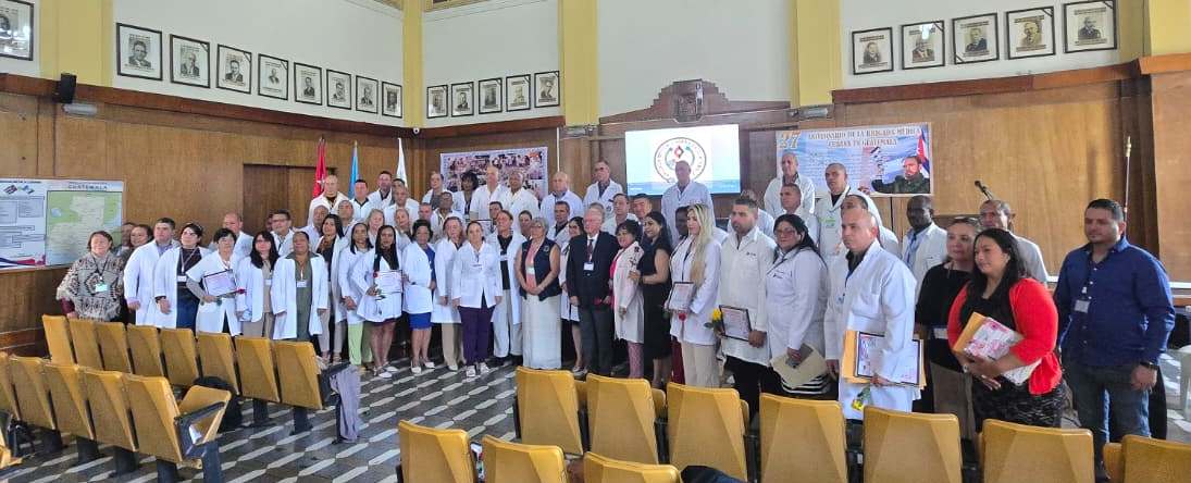 Con nuestros Corazones ♥️ en el sentir de nuestro Pueblo Cubano. Se desarrolló acto conmemorativo por el 27 Aniversario de la BMC en Guatemala.  Todos Unidos por la Salud del Pueblo Guatelmalteco. 
#CubaCoopera
#BMCGuatemala