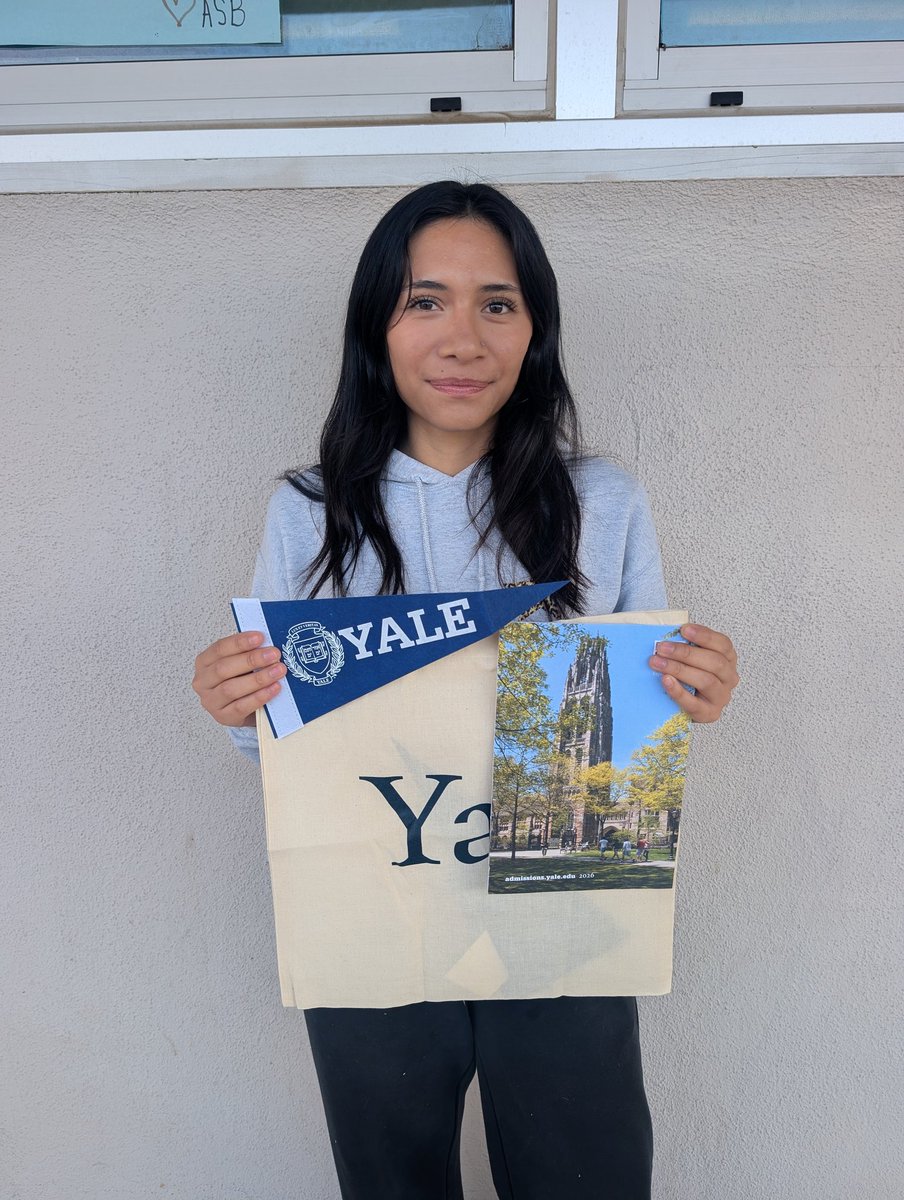 ACHS_AVID's tweet image. AVID Sophomore and Junior,  Miabella Peralta and Destiny Reyes, received their pennant chase materials from Yale University!